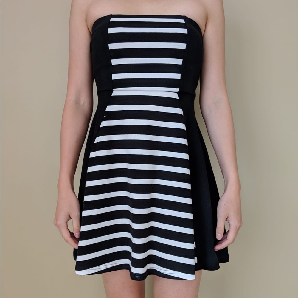 {Express} Strapless Black White Stripe Flare Dress